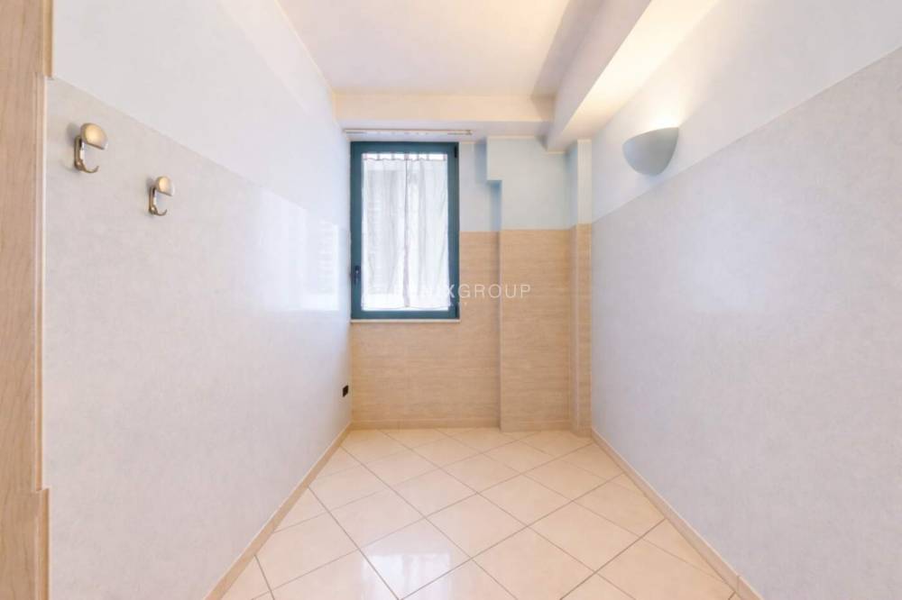 locale commerciale in vendita a San Benedetto del Tronto in zona Sentina