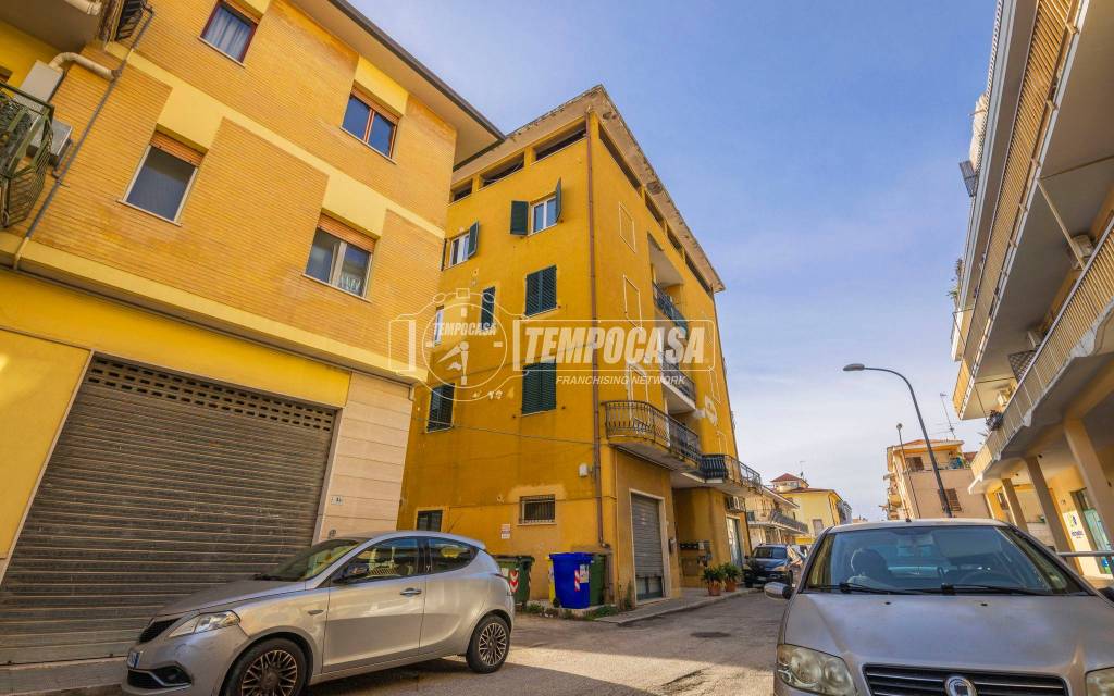 negozio in vendita a San Benedetto del Tronto in zona Sentina