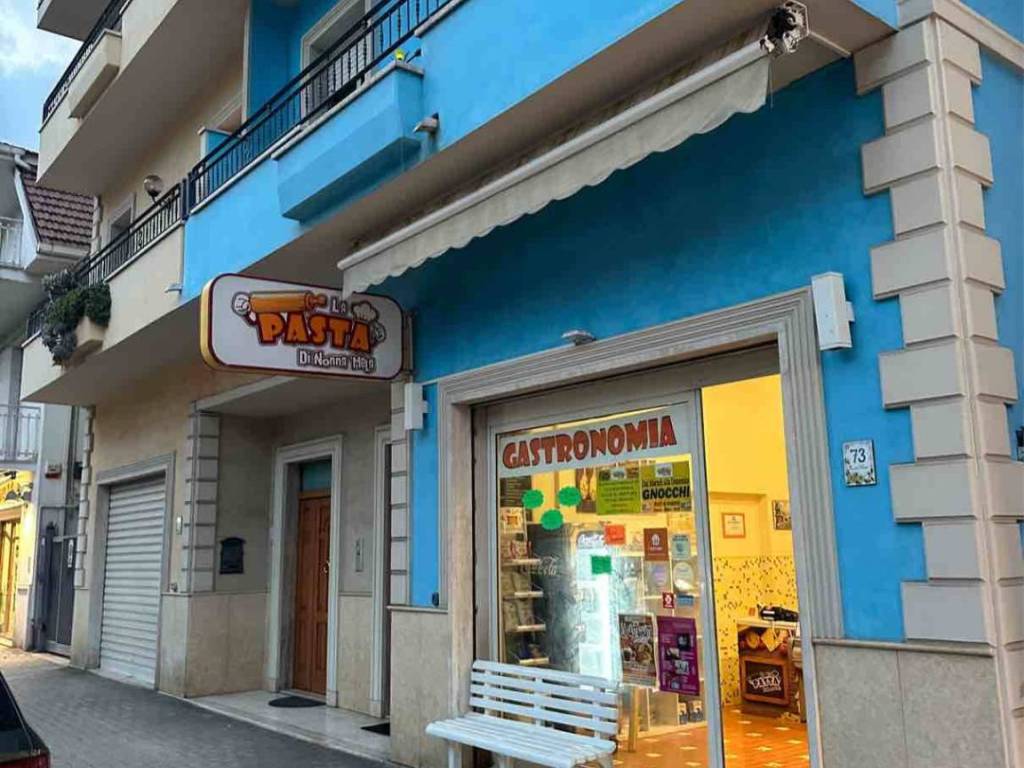 negozio in vendita a San Benedetto del Tronto in zona Sentina