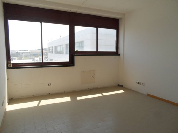 ufficio in vendita a San Benedetto del Tronto in zona Sentina
