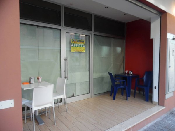 locale commerciale in vendita a San Benedetto del Tronto in zona Sentina