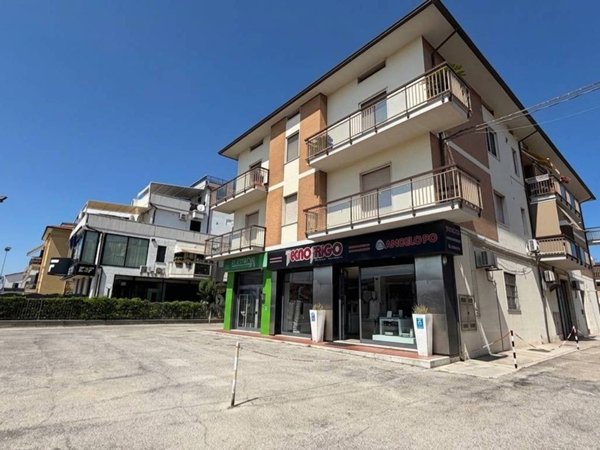 negozio in vendita a San Benedetto del Tronto in zona Sentina