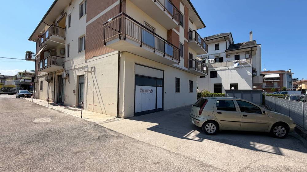 locale commerciale in vendita a San Benedetto del Tronto in zona Sentina
