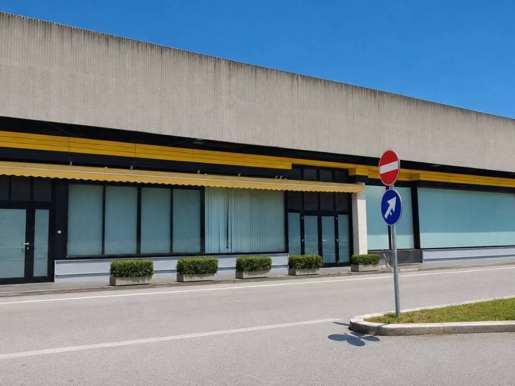 negozio in vendita a San Benedetto del Tronto in zona Sentina