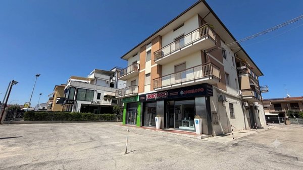 locale commerciale in vendita a San Benedetto del Tronto in zona Sentina