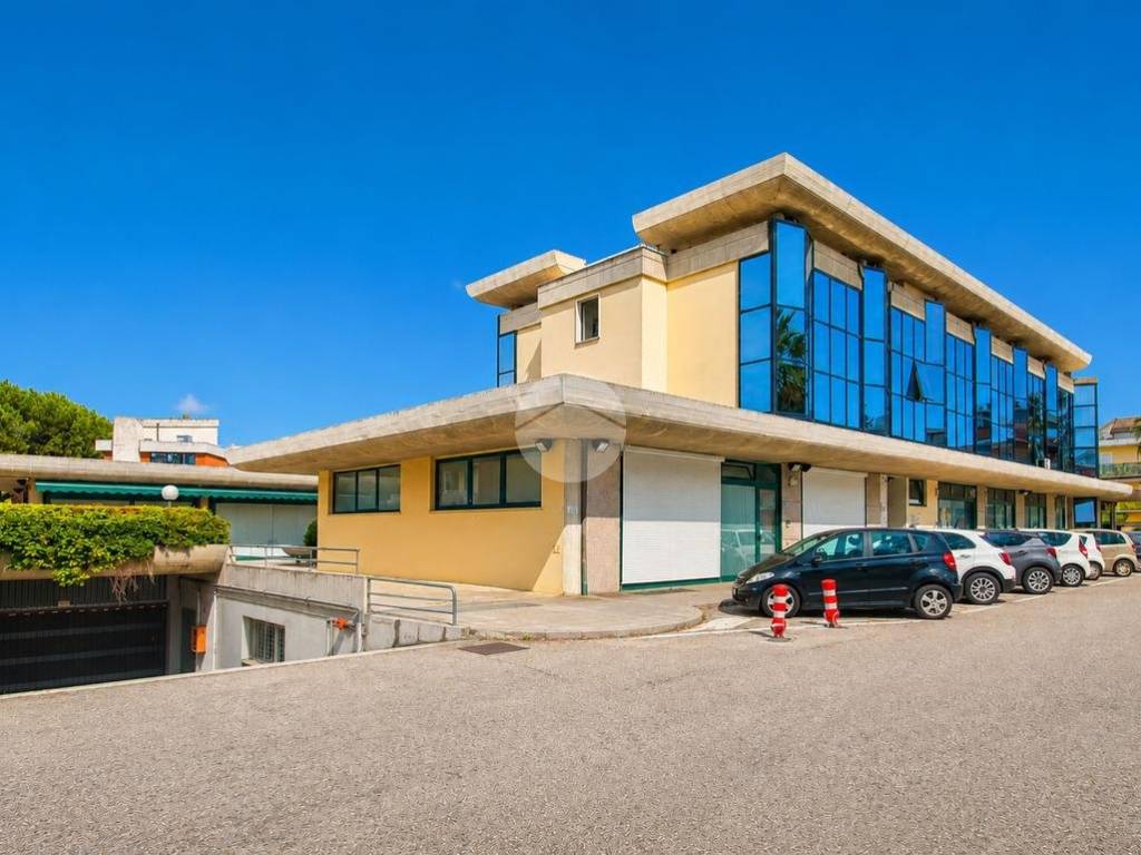 locale commerciale in vendita a San Benedetto del Tronto in zona Sentina