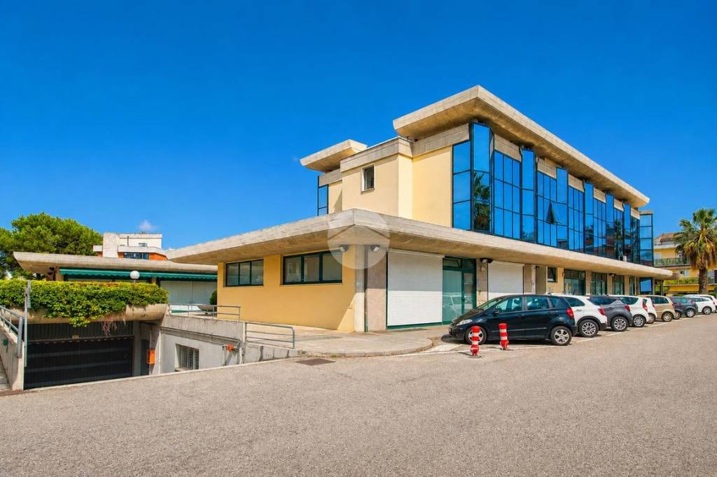 locale commerciale in vendita a San Benedetto del Tronto in zona Sentina