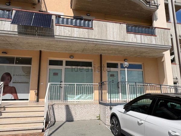 locale commerciale in vendita a Spinetoli in zona Pagliare