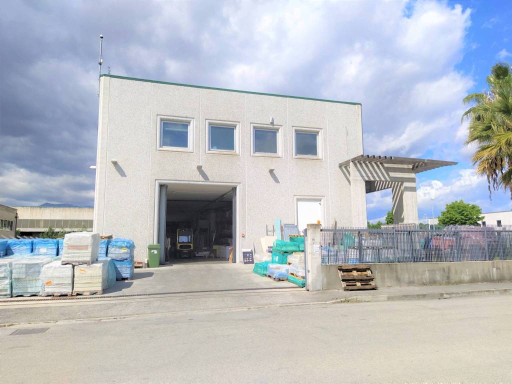 locale commerciale in vendita a Spinetoli in zona Pagliare