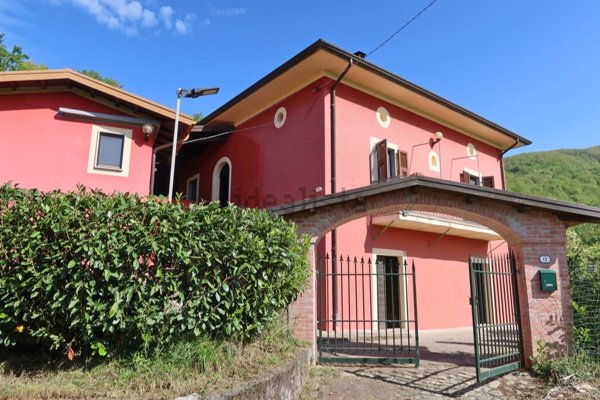 casa indipendente in vendita a Bagnone