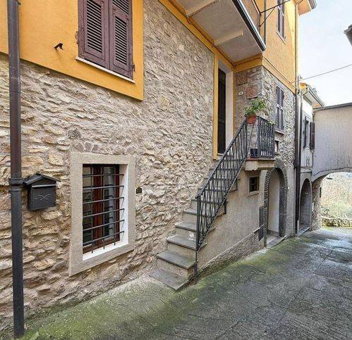 casa indipendente in vendita a Bagnone in zona Orturano