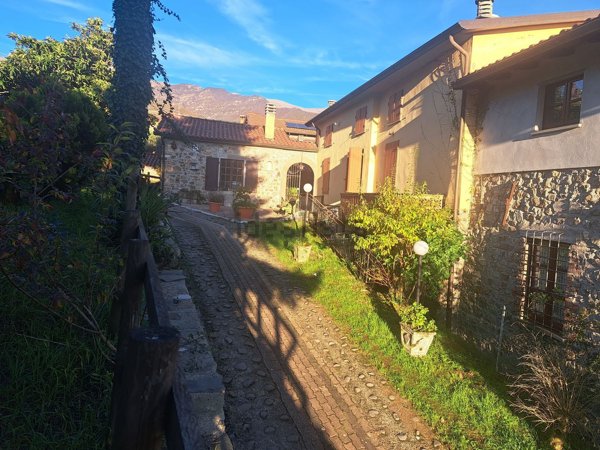 casa indipendente in vendita a Bagnone in zona Corlaga