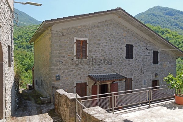 casa indipendente in vendita a Bagnone in zona Iera