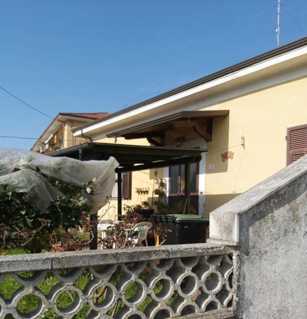 casa indipendente in vendita a Carrara in zona Fossone