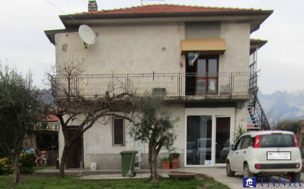 casa indipendente in vendita a Carrara in zona Marina di Carrara