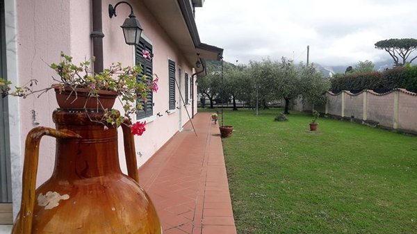 casa semindipendente in vendita a Carrara in zona Avenza