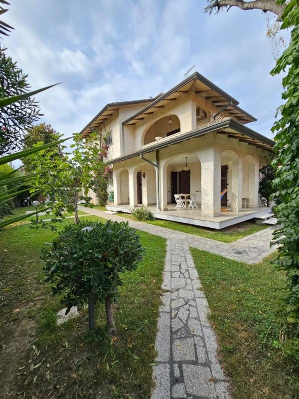 casa indipendente in vendita a Carrara in zona Marina di Carrara