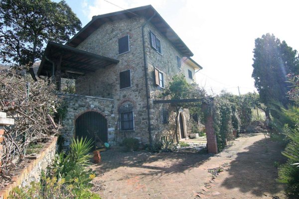 casa indipendente in vendita a Carrara in zona Fossone