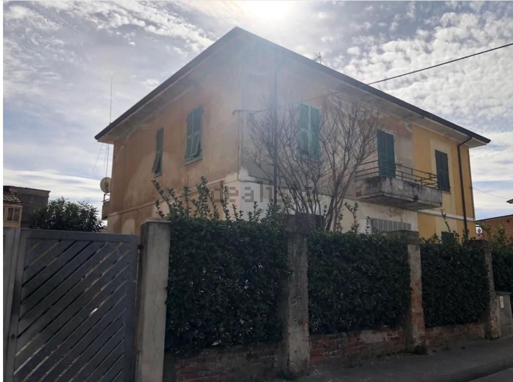casa semindipendente in vendita a Carrara in zona Marina di Carrara