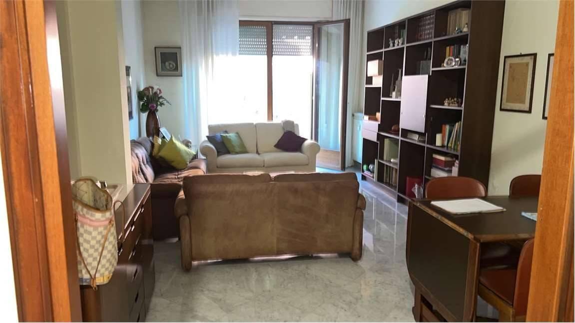 appartamento in vendita a Carrara in zona Marina di Carrara