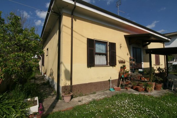 casa indipendente in vendita a Carrara in zona Fossone