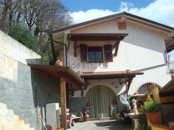 casa indipendente in vendita a Carrara in zona Bergiola