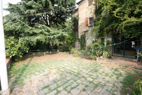 casa indipendente in vendita a Carrara