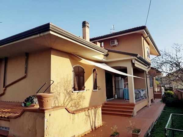casa indipendente in vendita a Carrara in zona Monteverde