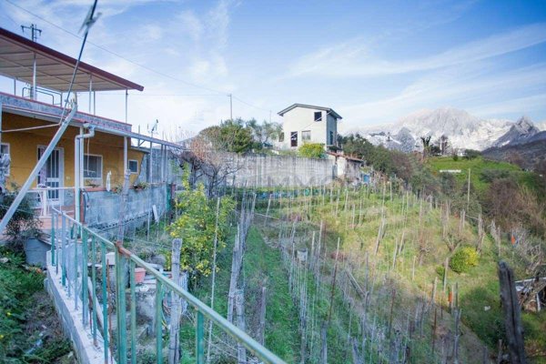casa indipendente in vendita a Carrara in zona Bedizzano