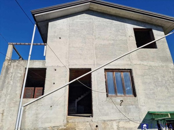 casa indipendente in vendita a Carrara