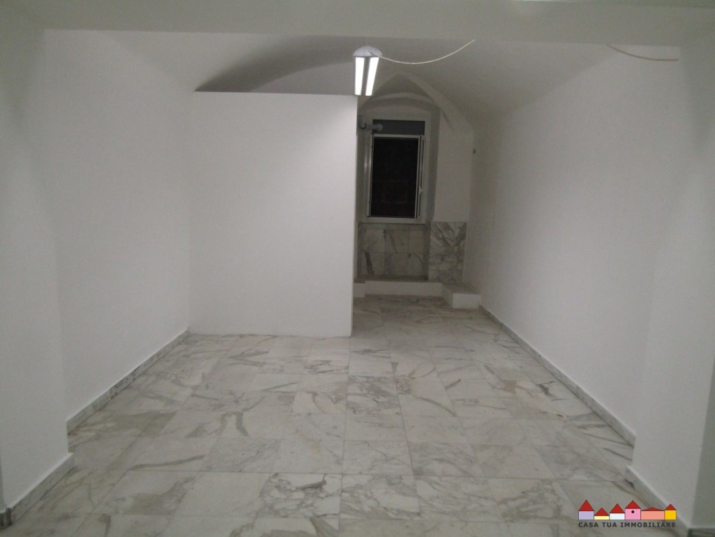 locale commerciale in vendita a Carrara