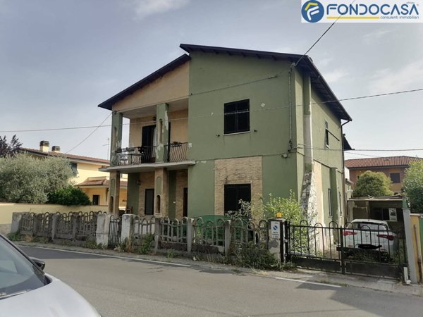 casa semindipendente in vendita a Carrara in zona Avenza