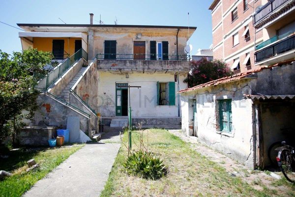 casa indipendente in vendita a Carrara in zona Marina di Carrara