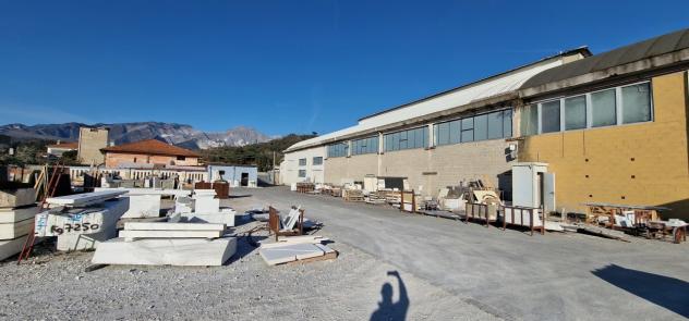 locale commerciale in vendita a Carrara