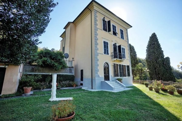 casa indipendente in vendita a Carrara in zona Centro Città
