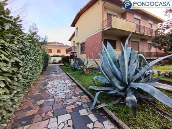 casa indipendente in vendita a Carrara