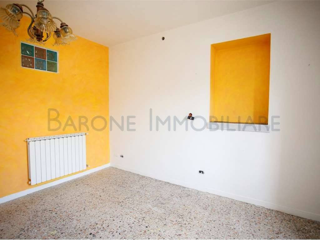 appartamento in vendita a Carrara in zona Bonascola