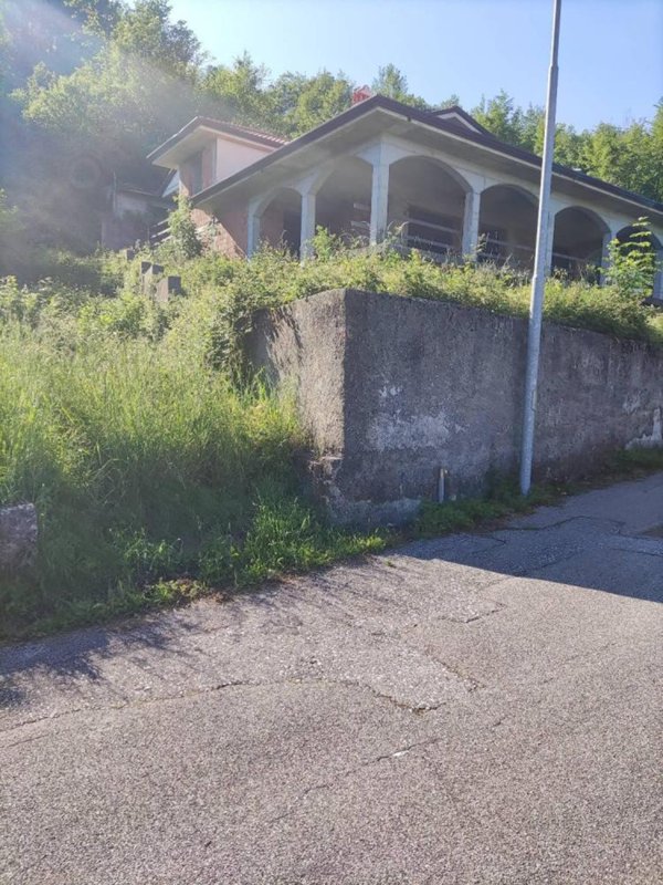 casa indipendente in vendita a Carrara in zona Fontia