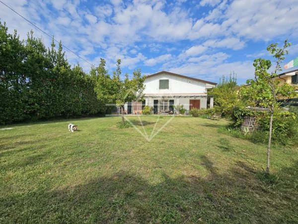 casa indipendente in vendita a Carrara in zona Marina di Carrara
