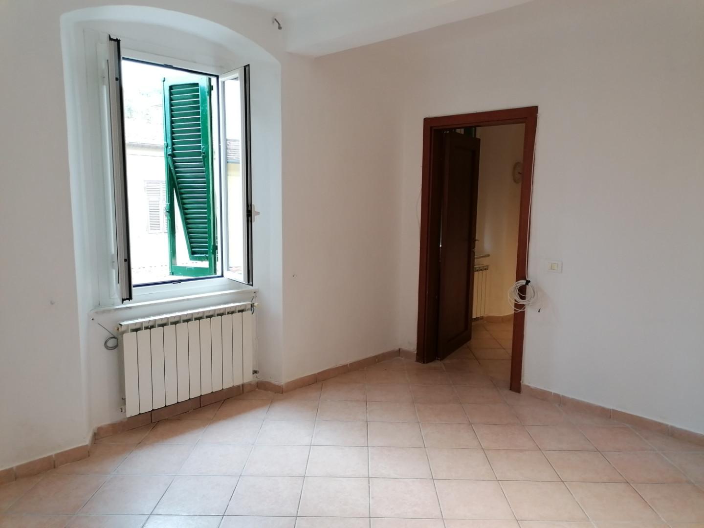appartamento in vendita a Carrara in zona Stabbio