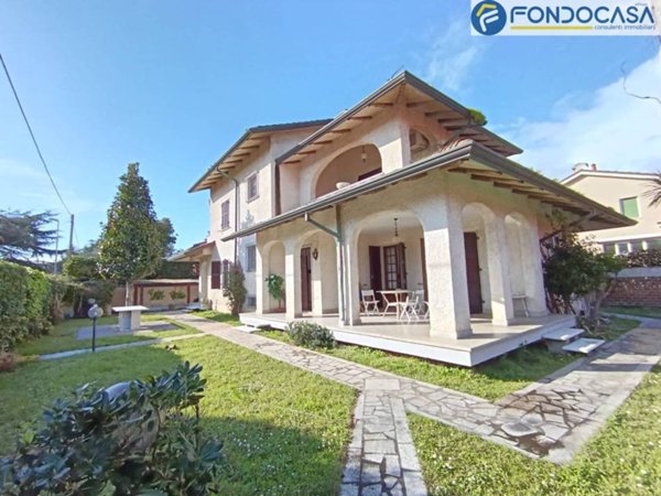 casa indipendente in vendita a Carrara in zona Marina di Carrara