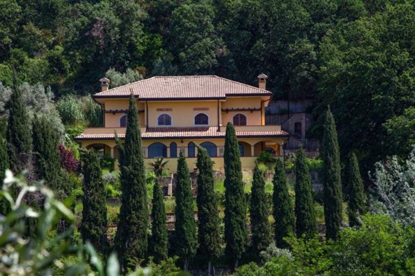 casa indipendente in vendita a Carrara in zona Fossola