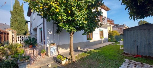 casa indipendente in vendita a Carrara in zona Battilana