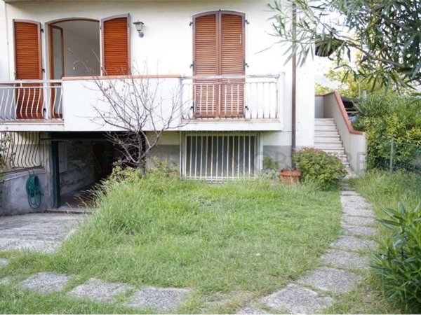 appartamento in vendita a Carrara in zona Marina di Carrara