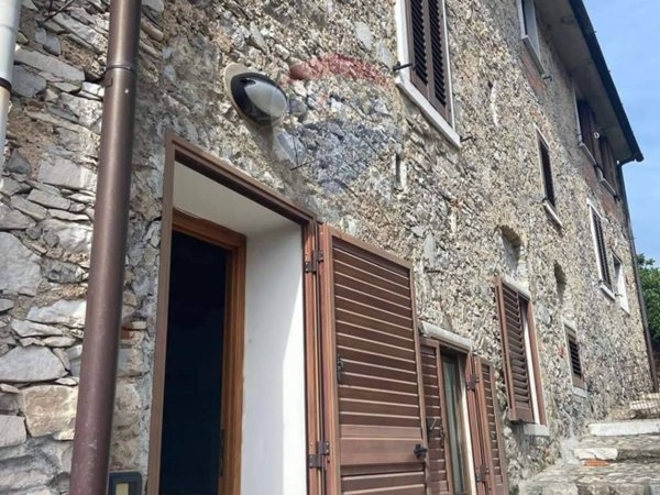 casa indipendente in vendita a Carrara in zona Miseglia