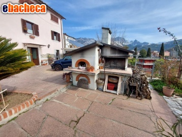 casa indipendente in vendita a Carrara in zona Fossola