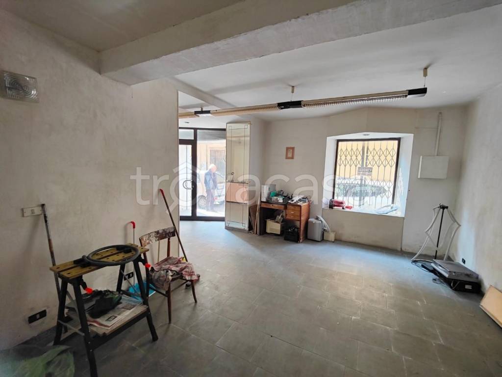 negozio in vendita a Carrara in zona Avenza