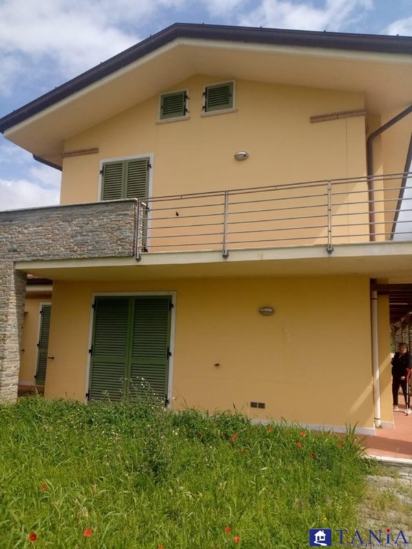 casa semindipendente in vendita a Carrara in zona Avenza