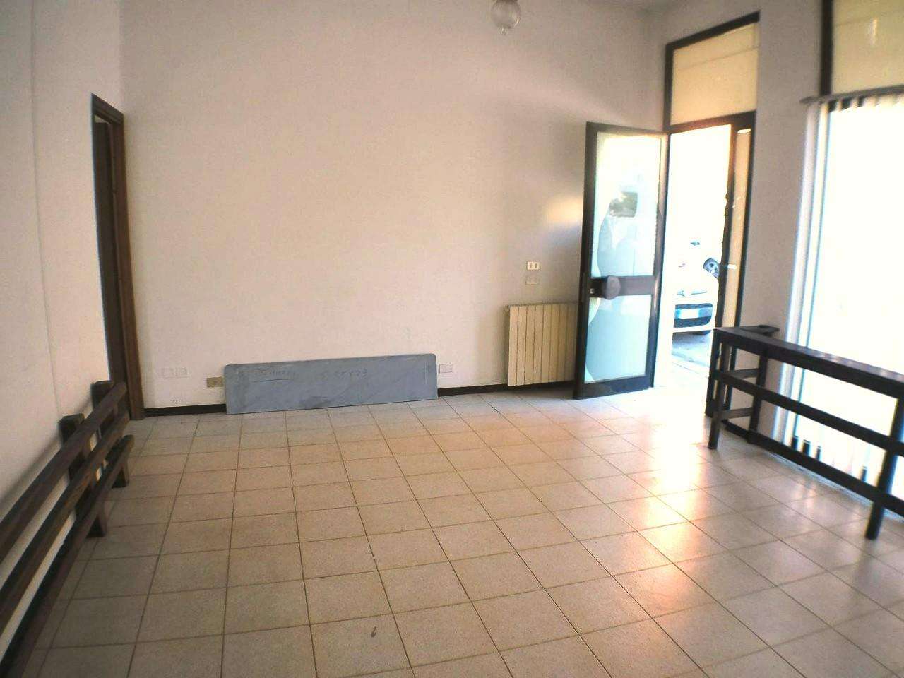 locale commerciale in vendita a Carrara in zona Marina di Carrara