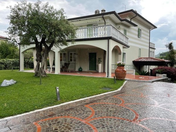 casa indipendente in vendita a Carrara